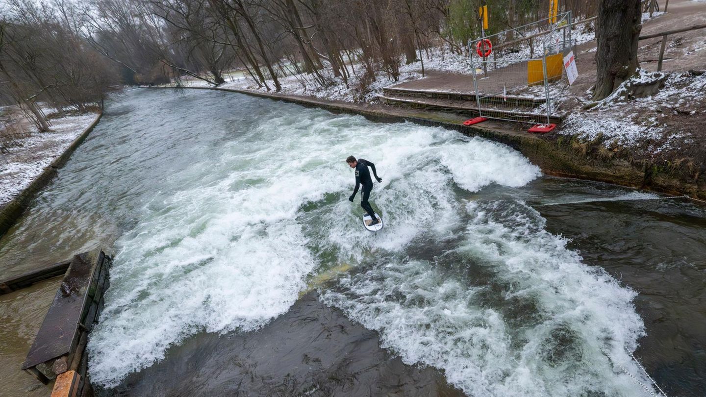 Die Eisbachwelle in München im Dezember 2025