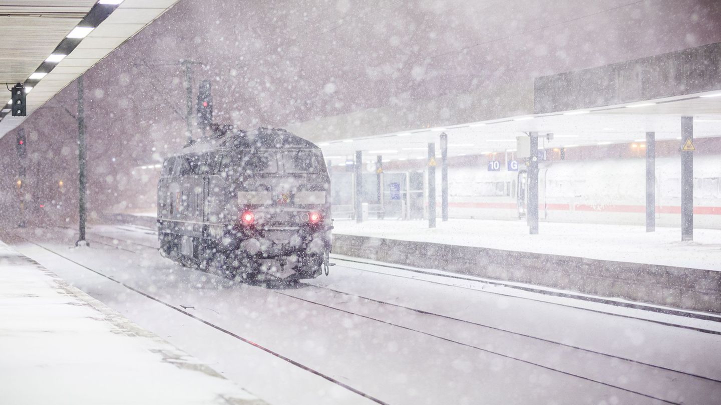 Sturmtief: "Elli" bringt Schneechaos - Fernverkehr soll wieder laufen