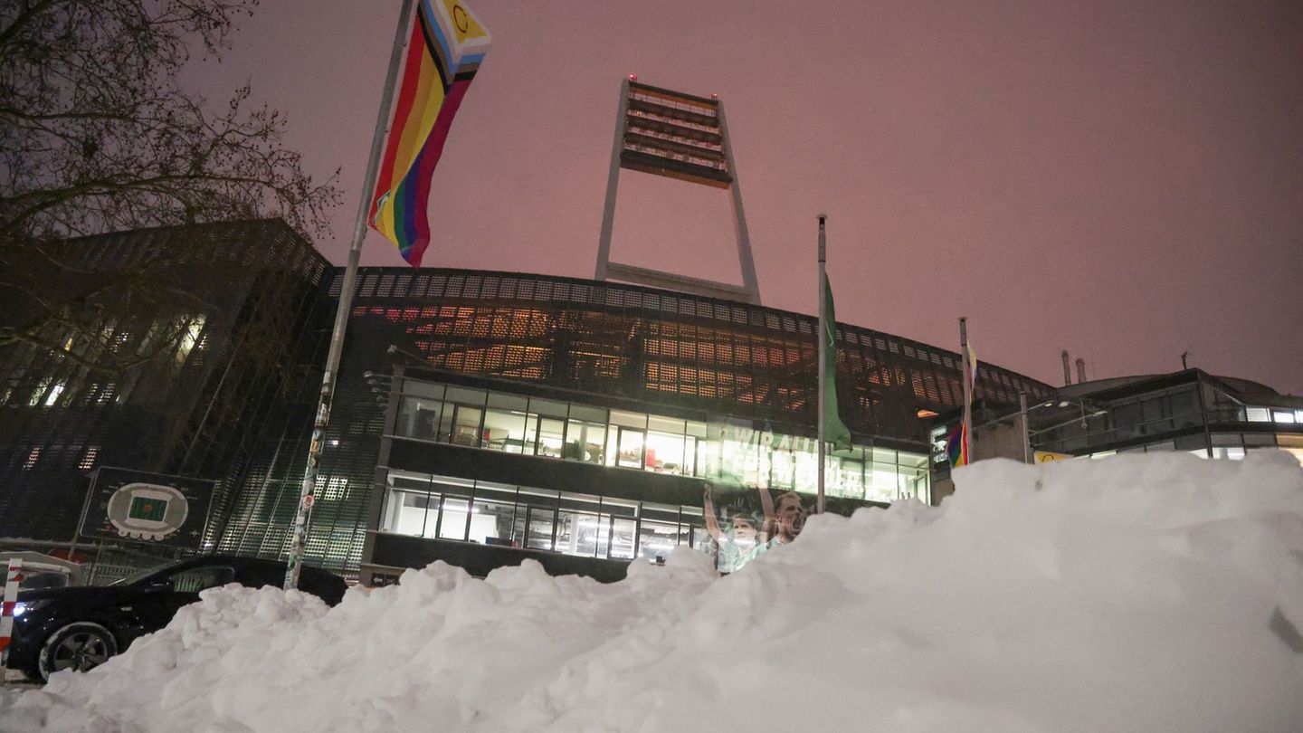 Schnee in Bremen: Das Spiel von Werder gegen 1899 Hoffenheim wurde abgesagt. Foto: Focke Strangmann/dpa