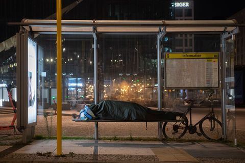 Im Notfall sollen Obdachlose nicht aus den Bahnhöfen verwiesen werden (Archivbild). Foto: Paul Zinken/dpa