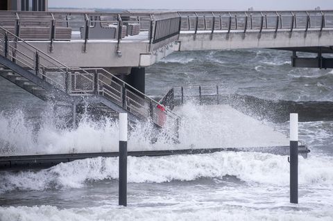 Der Sturm drückt die Ostsee gegen die Küste. Foto: Daniel Bockwoldt/dpa
