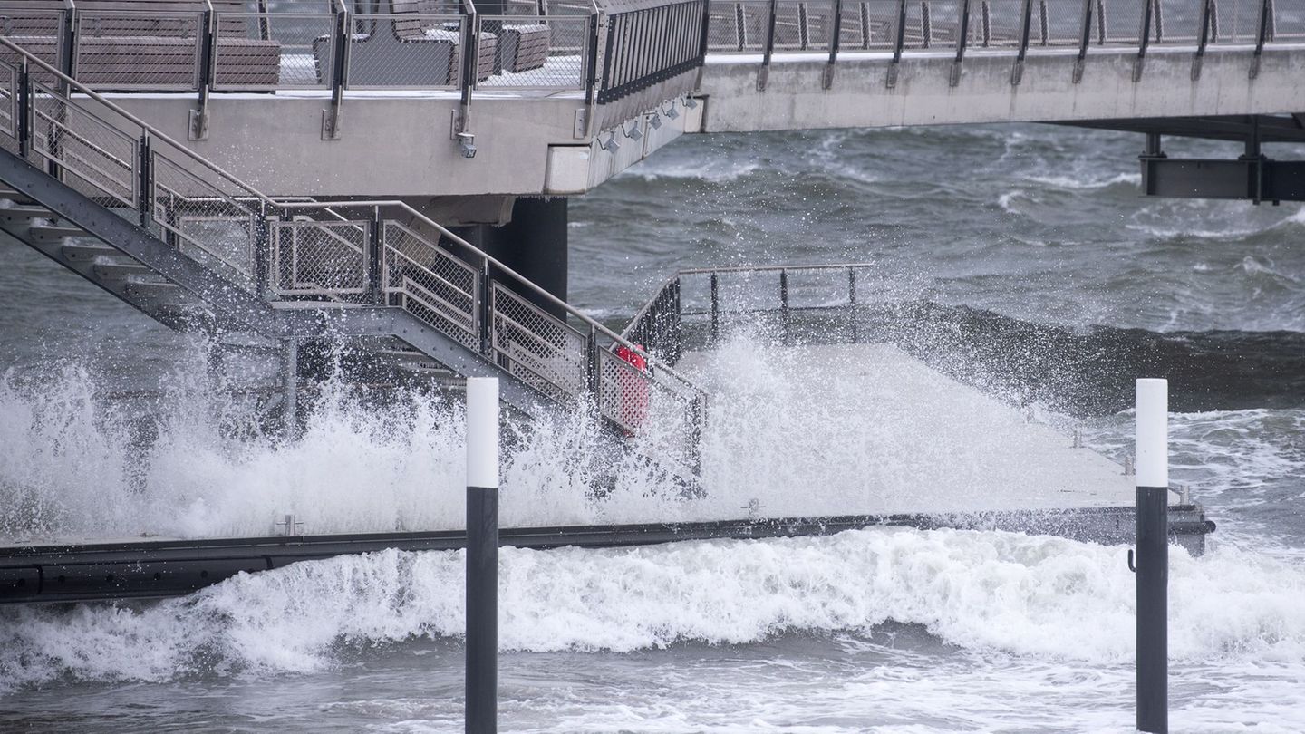 Der Sturm drückt die Ostsee gegen die Küste. Foto: Daniel Bockwoldt/dpa