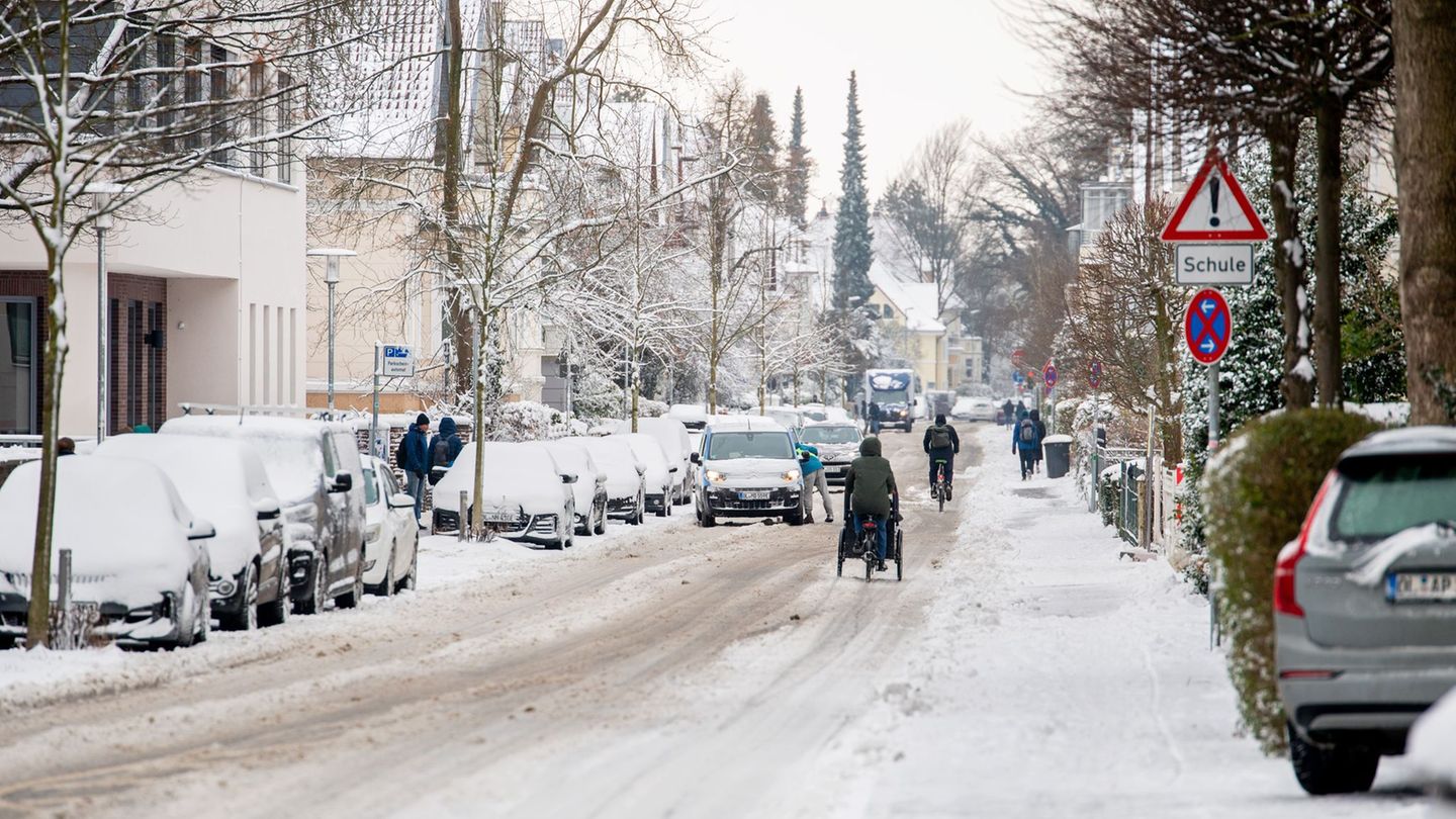 Viel Schnee und eisiger Wind sorgen in Niedersachsen und Bremen für Herausforderungen. Foto: Hauke-Christian Dittrich/dpa