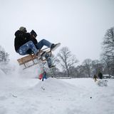 "Elli" hat aber auch für eine Menge Spaß gesorgt. Junge Schlittenfahrer springen über eine kleine Schanze im tief verschneiten Schanzenpark in Hamburg