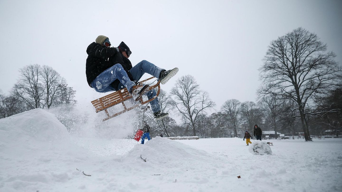 "Elli" hat aber auch für eine Menge Spaß gesorgt. Junge Schlittenfahrer springen über eine kleine Schanze im tief verschneiten Schanzenpark in Hamburg
