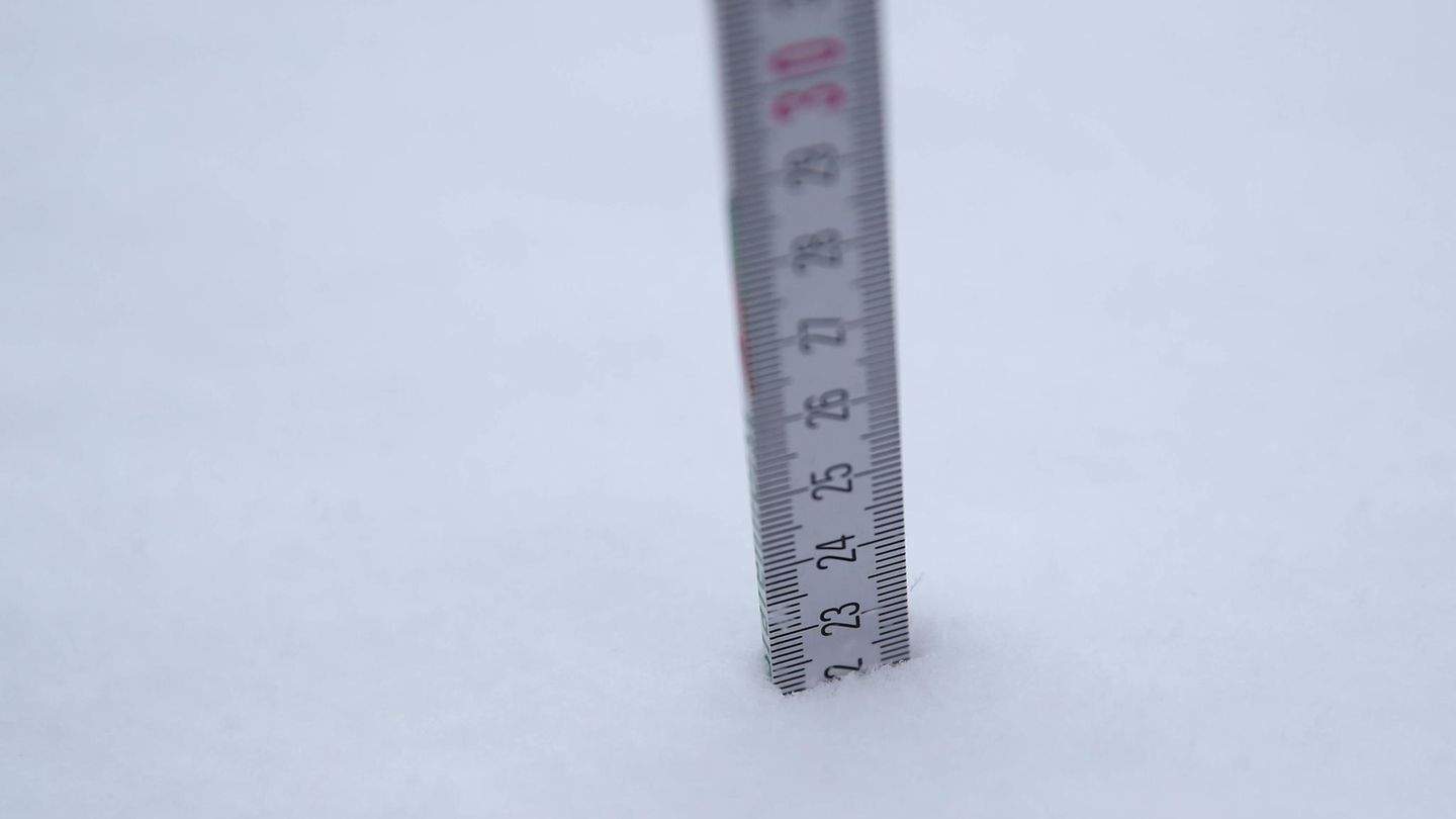 In einigen Gebieten Deutschlands sorgte "Elli" für viel Neuschnee. Ein Beweisbild aus Wolfsburg in Niedersachsen: Dieser Zollstock misst eine 22 Zentimeter dicke Schicht