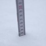In einigen Gebieten Deutschlands sorgte "Elli" für viel Neuschnee. Ein Beweisbild aus Wolfsburg in Niedersachsen: Dieser Zollstock misst eine 22 Zentimeter dicke Schicht