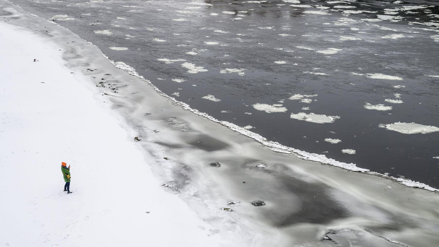 Landesweit kam es zu Minusgraden. Weiter die Elbe hinunter in Dresden schwammen Eisschollen im Wasser