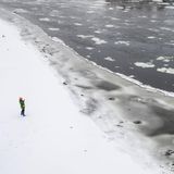 Landesweit kam es zu Minusgraden. Weiter die Elbe hinunter in Dresden schwammen Eisschollen im Wasser