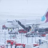 Diese Passagiere kamen noch mit, andere nicht. Am Hamburger Flughafen gab es witterungsbedingte Einschränkungen, einige Starts und Landungen mussten gestrichen werden
