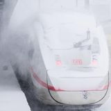 Keinen Durchblick: Dieser ICE am Hauptbahnhof in Hannover ist von einer Schneeschicht bedeckt. Das Sturmtief "Elli" brachte den Bahnverkehr im Norden am Freitag zum Erliegen