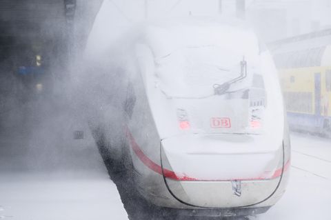 Keinen Durchblick: Dieser ICE am Hauptbahnhof in Hannover ist von einer Schneeschicht bedeckt. Das Sturmtief "Elli" brachte den Bahnverkehr im Norden am Freitag zum Erliegen. Am Samstagmittag will die Deutsche Bahn den Fernverkehr im Norden wieder aufnehmen