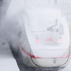 Keinen Durchblick: Dieser ICE am Hauptbahnhof in Hannover ist von einer Schneeschicht bedeckt. Das Sturmtief "Elli" brachte den Bahnverkehr im Norden am Freitag zum Erliegen. Am Samstagmittag will die Deutsche Bahn den Fernverkehr im Norden wieder aufnehmen