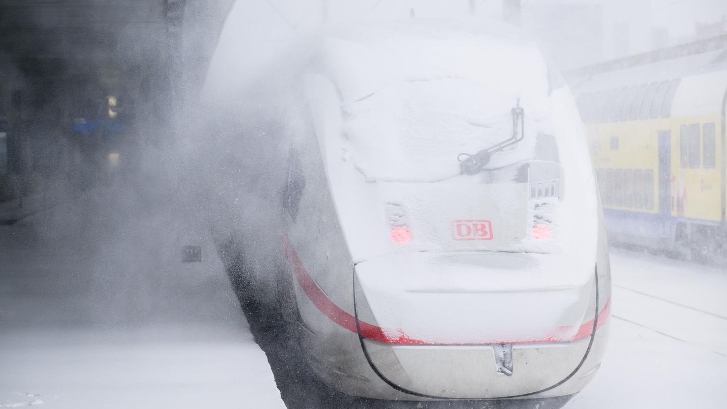 Keinen Durchblick: Dieser ICE am Hauptbahnhof in Hannover ist von einer Schneeschicht bedeckt. Das Sturmtief "Elli" brachte den Bahnverkehr im Norden am Freitag zum Erliegen