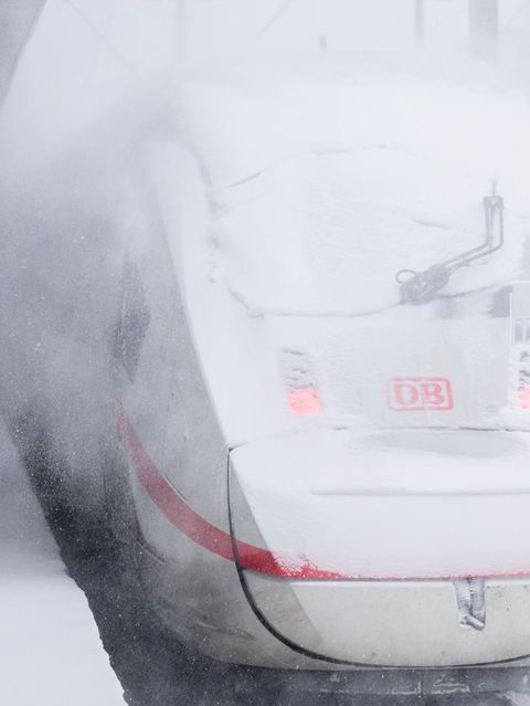 Keinen Durchblick: Dieser ICE am Hauptbahnhof in Hannover ist von einer Schneeschicht bedeckt. Das Sturmtief "Elli" brachte den Bahnverkehr im Norden am Freitag zum Erliegen. Am Samstagmittag will die Deutsche Bahn den Fernverkehr im Norden wieder aufnehmen