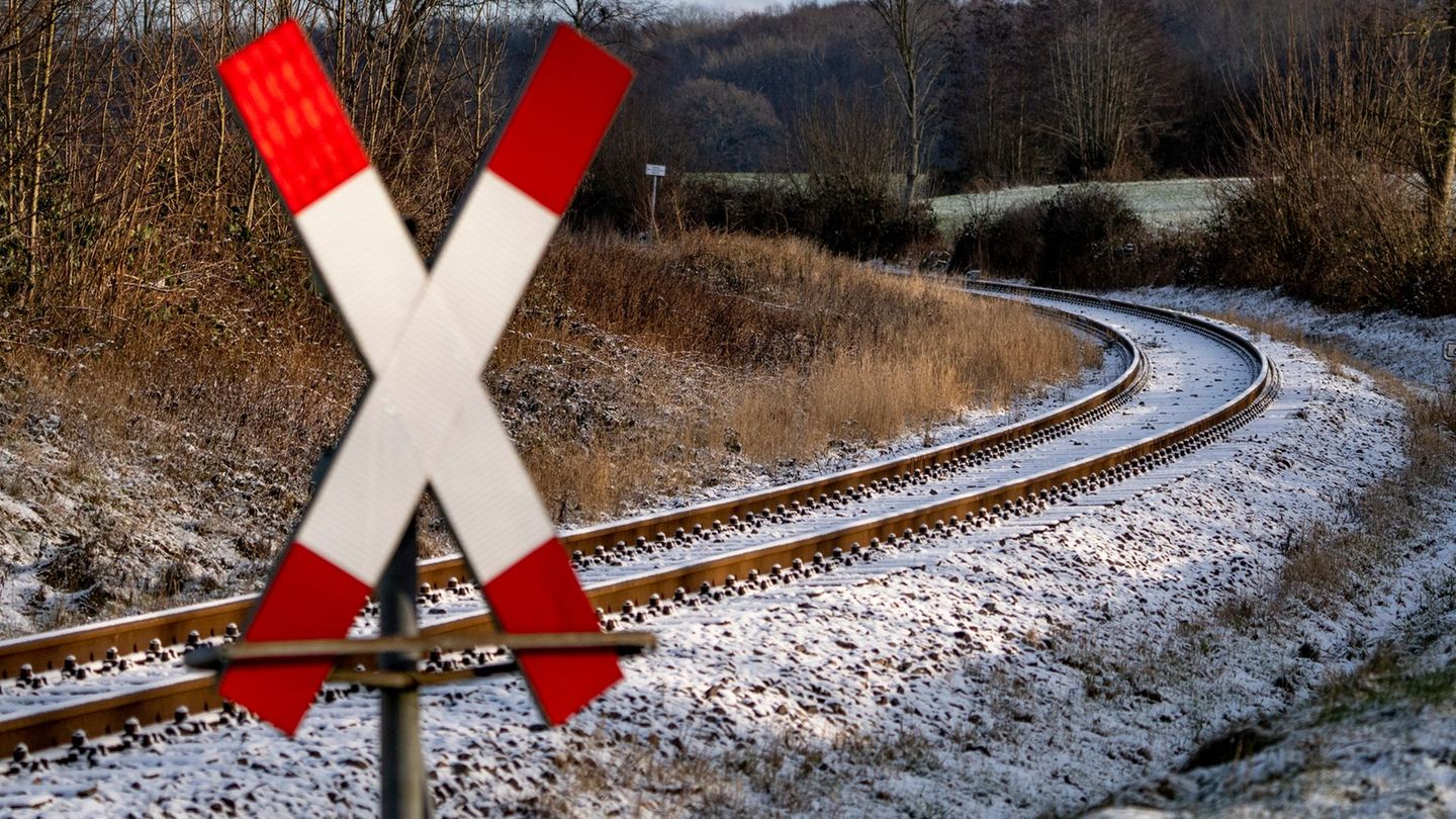 Mitten auf einem Bahnübergang kam ein Auto im dichten Schnee zum Stehen. (Symbolbild) Foto: Axel Heimken/dpa