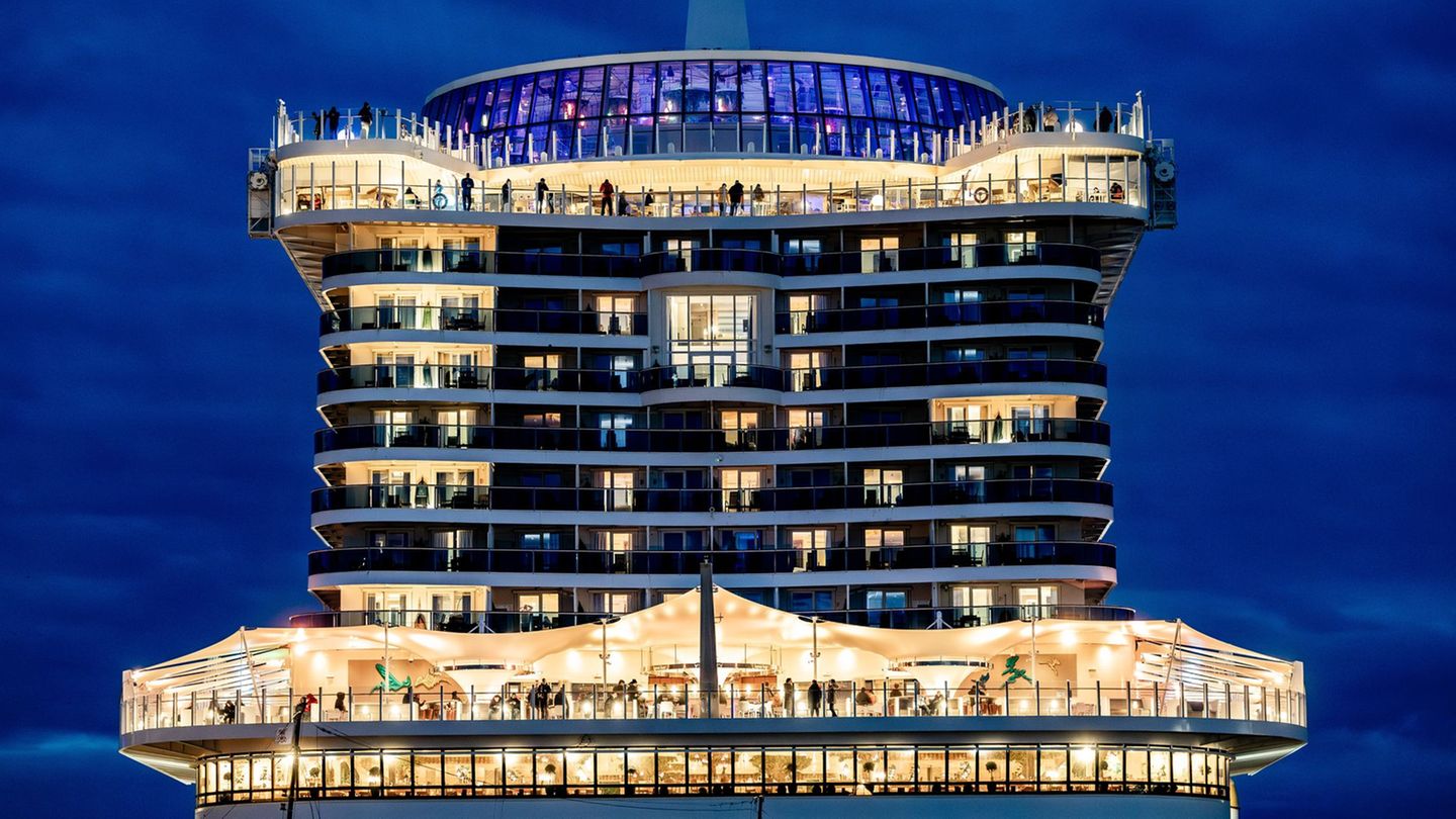 Die "Aidanova" ist 337 Meter lang und kann Tausende Passagiere aufnehmen. Foto: Axel Heimken/dpa/dpa-tmn
