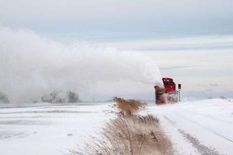 Damit es auf den Strecken bald weitergehen kann, setzte die Deutsche Bahn unter anderem Schneefräsen ein. Hier in Schleswig-Holstein auf dem Streckenabschnitt zwischen Eckernförde und Rieseby Süd