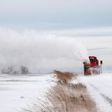 Damit es auf den Strecken bald weitergehen kann, setzte die Deutsche Bahn unter anderem Schneefräsen ein. Hier in Schleswig-Holstein auf dem Streckenabschnitt zwischen Eckernförde und Rieseby Süd