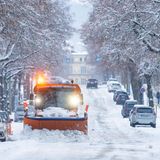 Der Schneesturm führte auf den Straßen zu erheblichen Beeinträchtigungen – leider auch zu Unfällen. Hier räumt ein Winterdienst-Fahrzeug eine Straße in Meiningen in Thüringen vom Schnee