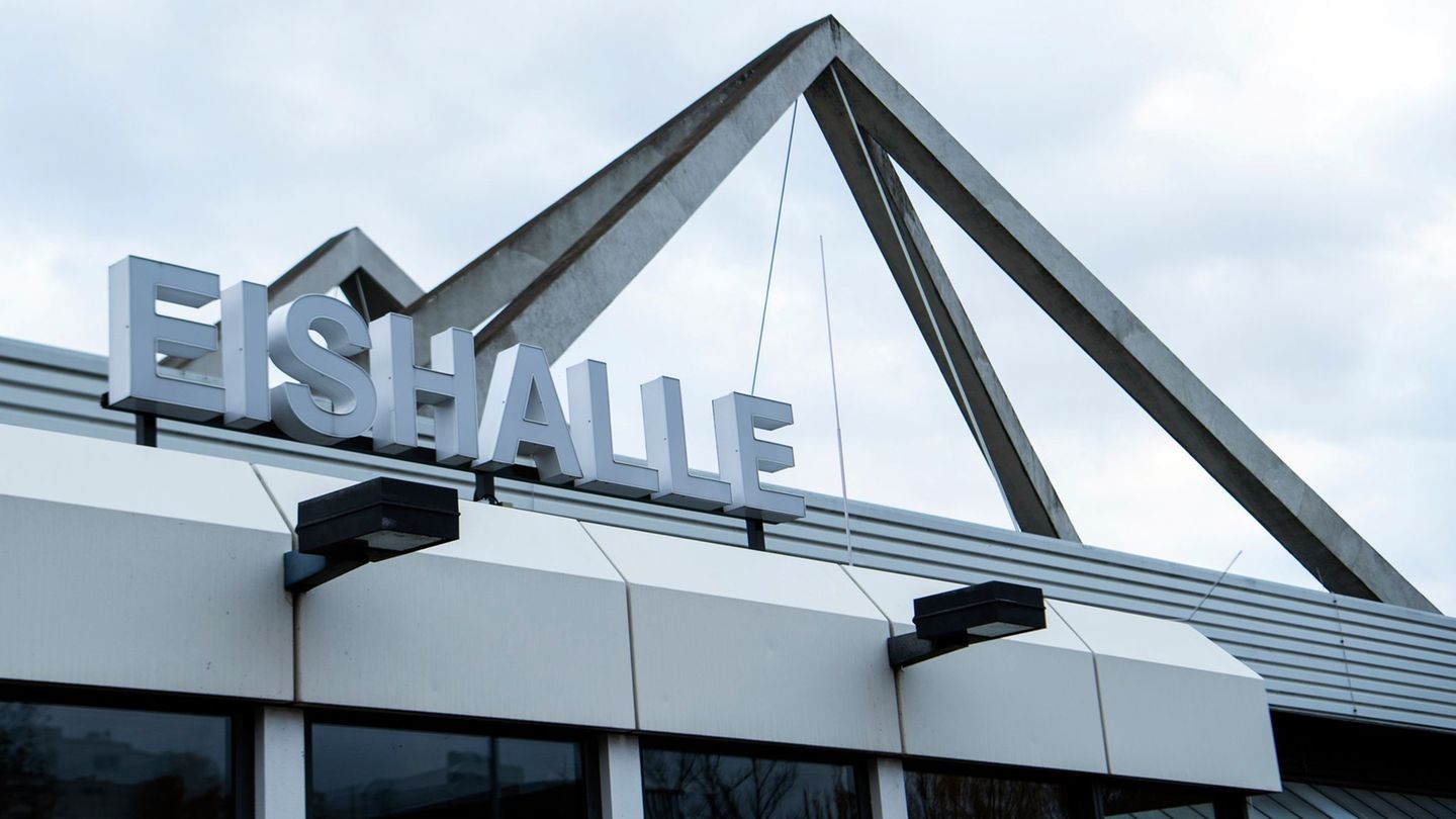 Auch die Eishalle war länger zu. Sie wurde laut Bezirksstadtrat Benjamin Fritz im Oktober 2025 nach eineinhalb Jahren wiedereröf