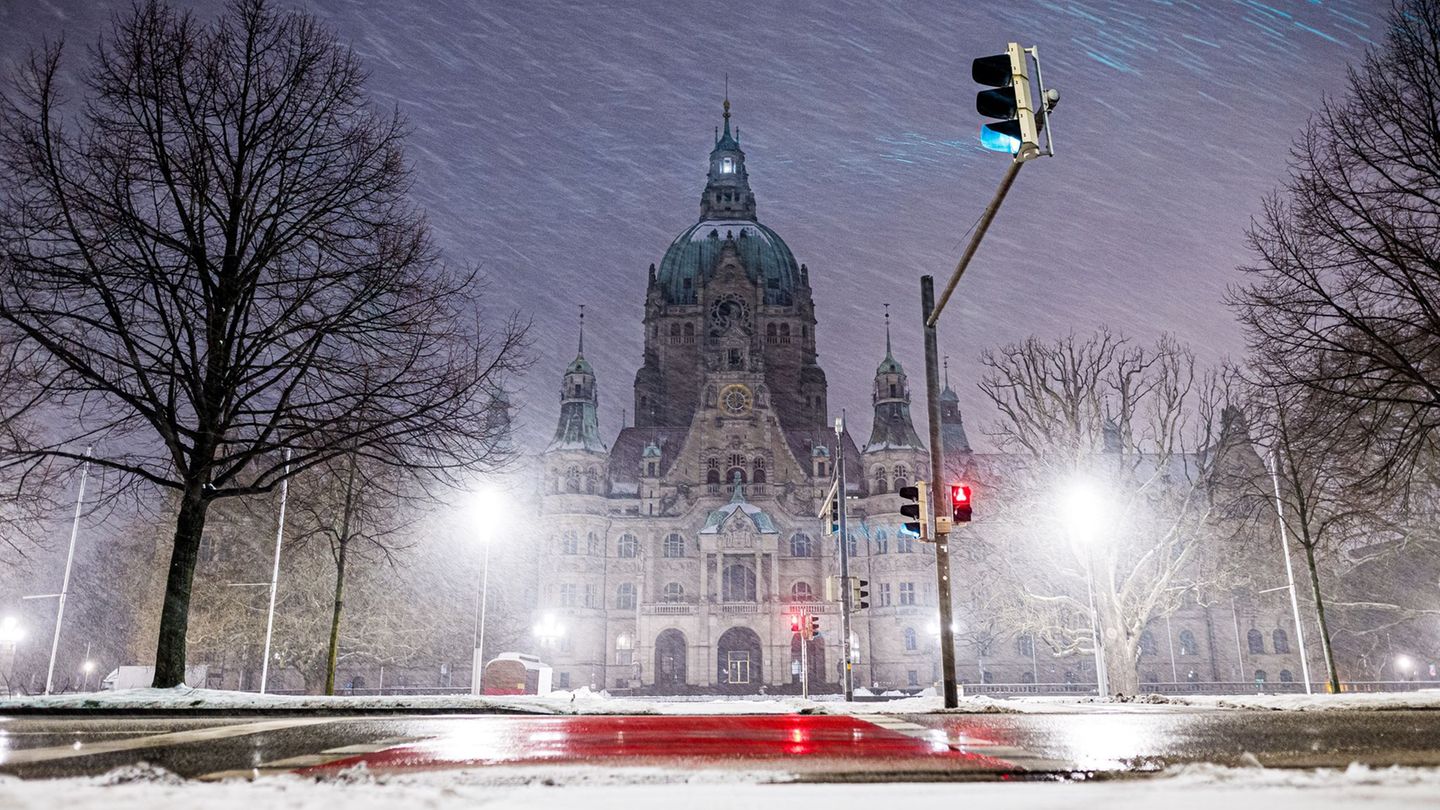 Anhaltender Schneefall: Stadt Hannover sagt Neujahrsempfang ab. Foto: Moritz Frankenberg/dpa