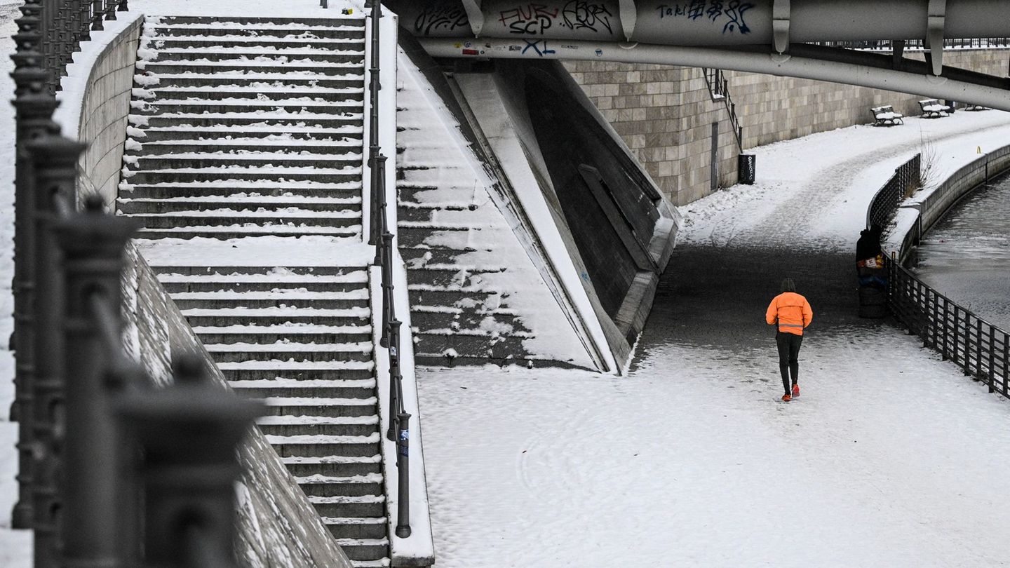 Es bleibt eisig kalt. Foto: Jens Kalaene/dpa