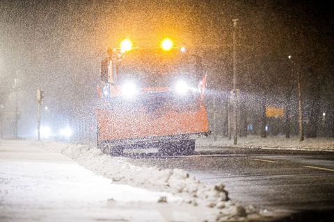 Aus Sicherheitsgründen bleiben Busse in den Depots. Foto: Moritz Frankenberg/dpa