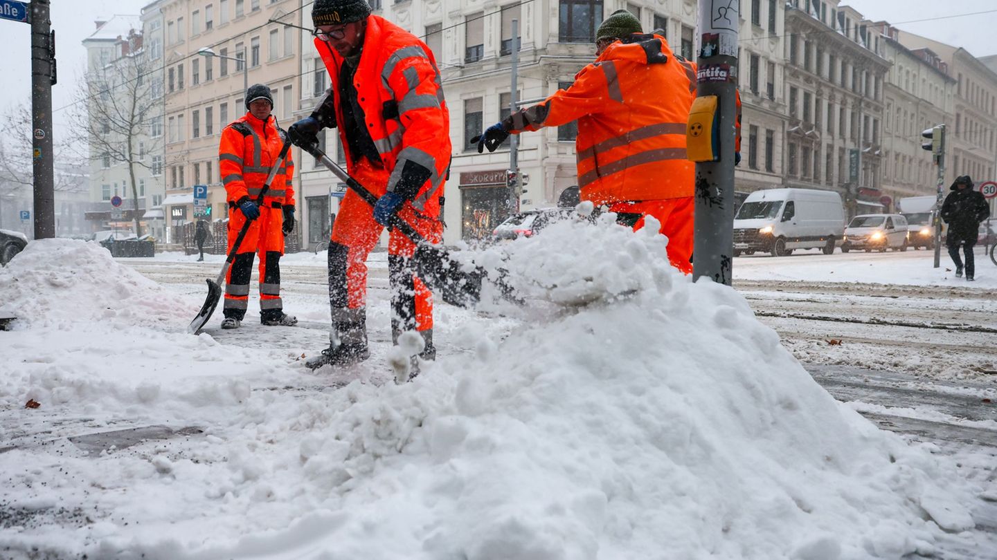 Schnee und Glätte verursachen am Freitag in Sachsen schwierige Straßenverhältnisse. So wie hier an einer Kreuzung in Leipzig. Fo