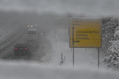 Ergiebige Schneefälle und glatte Straßen haben zu zahlreichen Unfällen in Thüringen geführt. Foto: Hendrik Schmidt/dpa