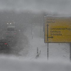 Ergiebige Schneefälle und glatte Straßen haben zu zahlreichen Unfällen in Thüringen geführt. Foto: Hendrik Schmidt/dpa