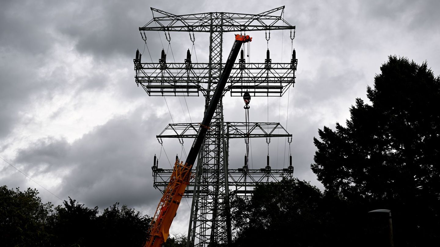 Vom jüngsten Stromausfall waren anfangs 45.000 Haushalte und 2.200 Betriebe betroffen (Archivbild). Foto: Britta Pedersen/dpa