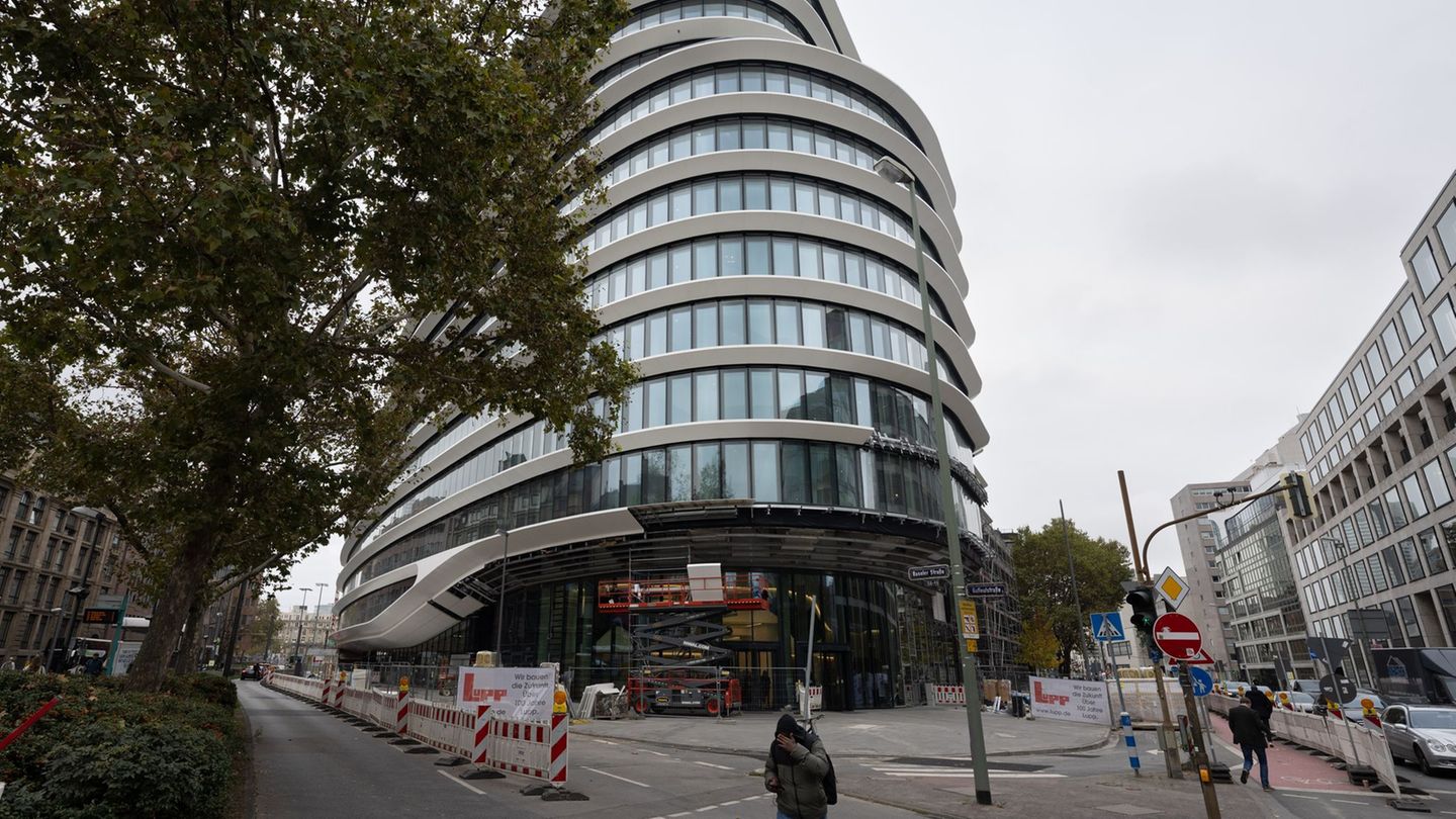 Nestlé-Deutschlandzentrale in Frankfurt: Der Konzern hat bestimmte Säuglingsnahrung zurückgerufen - Foodwatch kritisiert den Zei