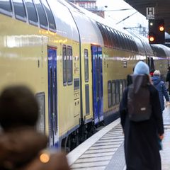 Das Winterwetter schränkt den Zugverkehr in Norddeutschland ein. Fahrgäste des Bahnunternehmens Metronom müssen zunächst umplane