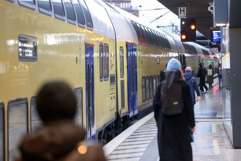 Das Winterwetter schränkt den Zugverkehr in Norddeutschland ein. Fahrgäste des Bahnunternehmens Metronom müssen zunächst umplane