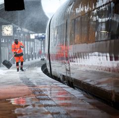 Der Bahnverkehr soll am Samstag wieder anrollen. Foto: Christian Charisius/dpa