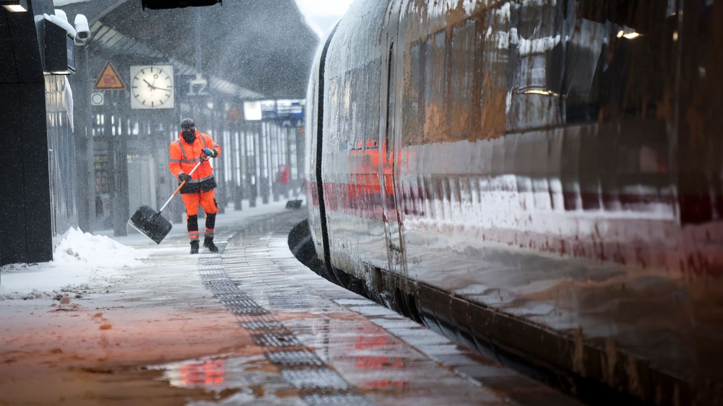 Der Bahnverkehr soll am Samstag wieder anrollen. Foto: Christian Charisius/dpa