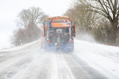 Mit Räumschild und Streusalz war der Winterdienst für befahrbare Straßen im Einsatz. Foto: Daniel Bockwoldt/dpa
