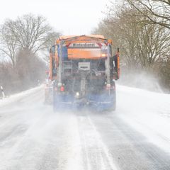 Mit Räumschild und Streusalz war der Winterdienst für befahrbare Straßen im Einsatz. Foto: Daniel Bockwoldt/dpa