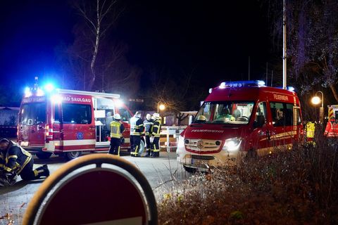 Einsatzkräfte von Feuerwehr und Rettungsdienst sind nach dem Austritt von Clorgas an der Therme im Einsatz. Foto: Braun/swd-medi