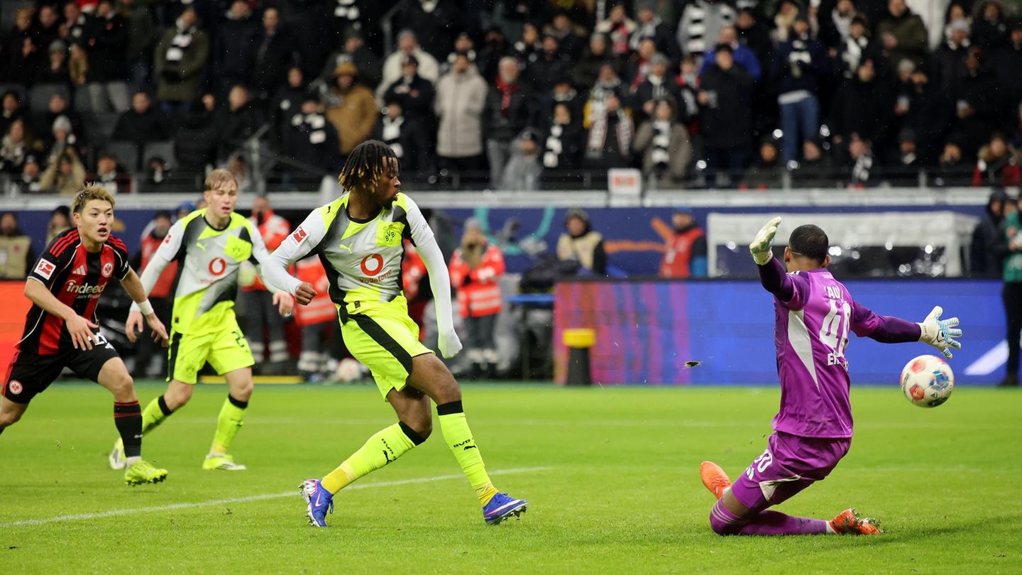 Borussia Dortmunds Carney Chukwuemeka gleicht gegen Eintracht Frankfurt in der Nachspielzeit aus