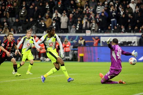 Borussia Dortmunds Carney Chukwuemeka gleicht gegen Eintracht Frankfurt in der Nachspielzeit aus
