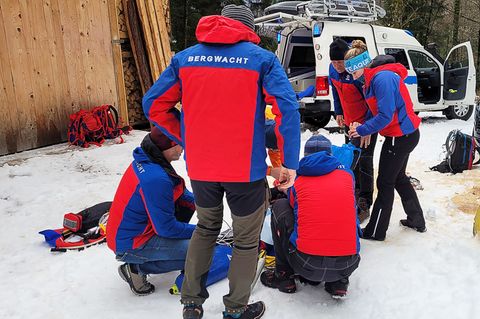 Zunächst kümmerte sich die Bergwacht um den Waldarbeiter. (Handout) Foto: -/Bergwacht Grassau/dpa