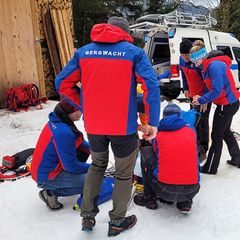 Zunächst kümmerte sich die Bergwacht um den Waldarbeiter. (Handout) Foto: -/Bergwacht Grassau/dpa