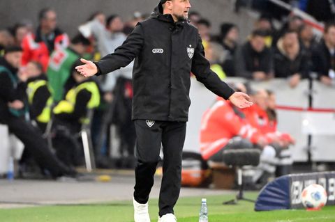 VfB-Coach Sebastian Hoeneß hat in seiner Trainerlaufbahn noch nie gegen Leverkusen gewonnen. Foto: Uli Deck/dpa