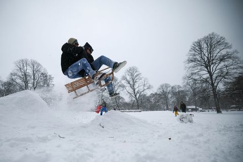 Junge Schlittenfahrer springen über eine Schanze im tief verschneiten Hamburger Schanzenpark. (Archivbild) Foto: Christian Chari