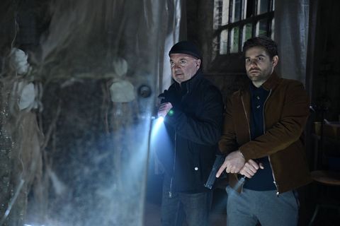 Otto Garber (Florian Martens, l) und Nils Makowski (Lucas Reiber) bietet sich ein schockierender Anblick. Foto: Hardy Spitz/ZDF/