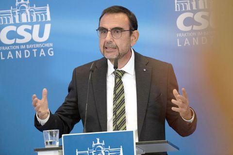 Klaus Holetschek will beim Bürokratieabbau aufs Tempo drücken. (Archivbild) Foto: Pia Bayer/dpa