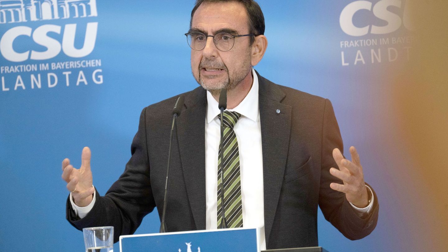 Klaus Holetschek will beim Bürokratieabbau aufs Tempo drücken. (Archivbild) Foto: Pia Bayer/dpa