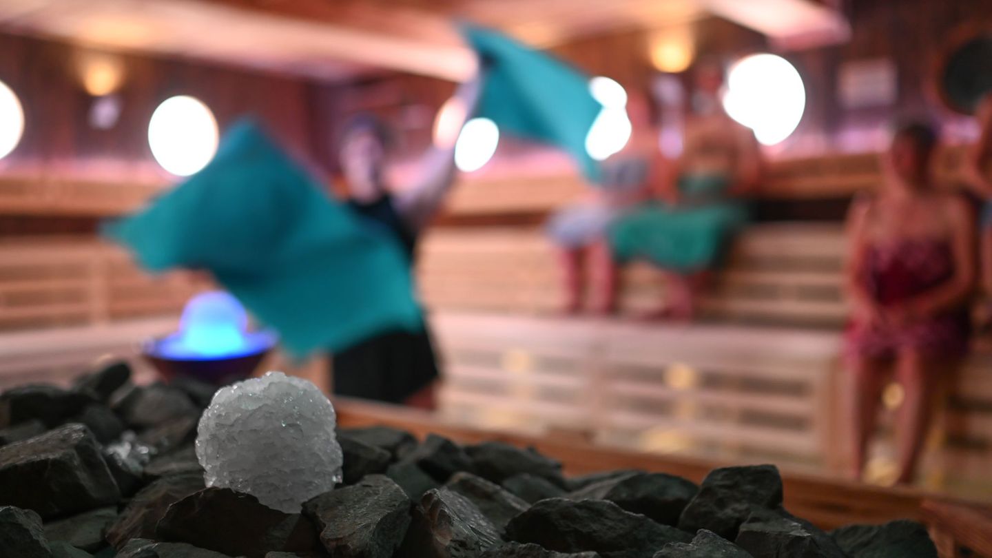 Schneebälle aus Crushed Ice liegen in der Koggen-Sauna in Ostfriesland neben einem Sauna-Ofen - vielleicht etwas für einen kalte